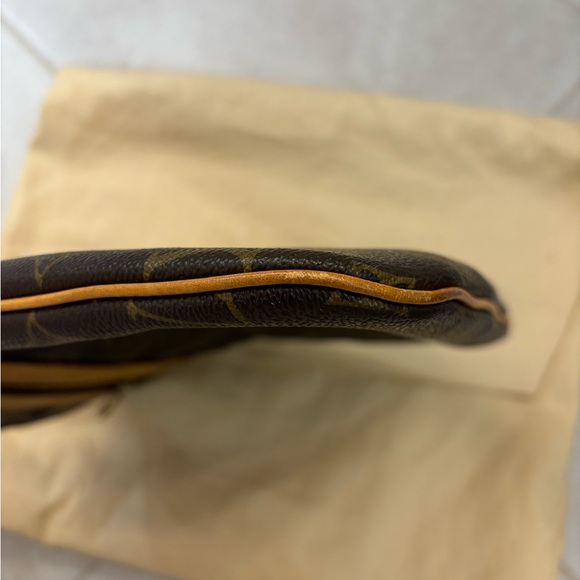 Authentic Louis Vuitton Monogram Canvas Pochette Bosphore Messenger Bag - Picture 5 of 8